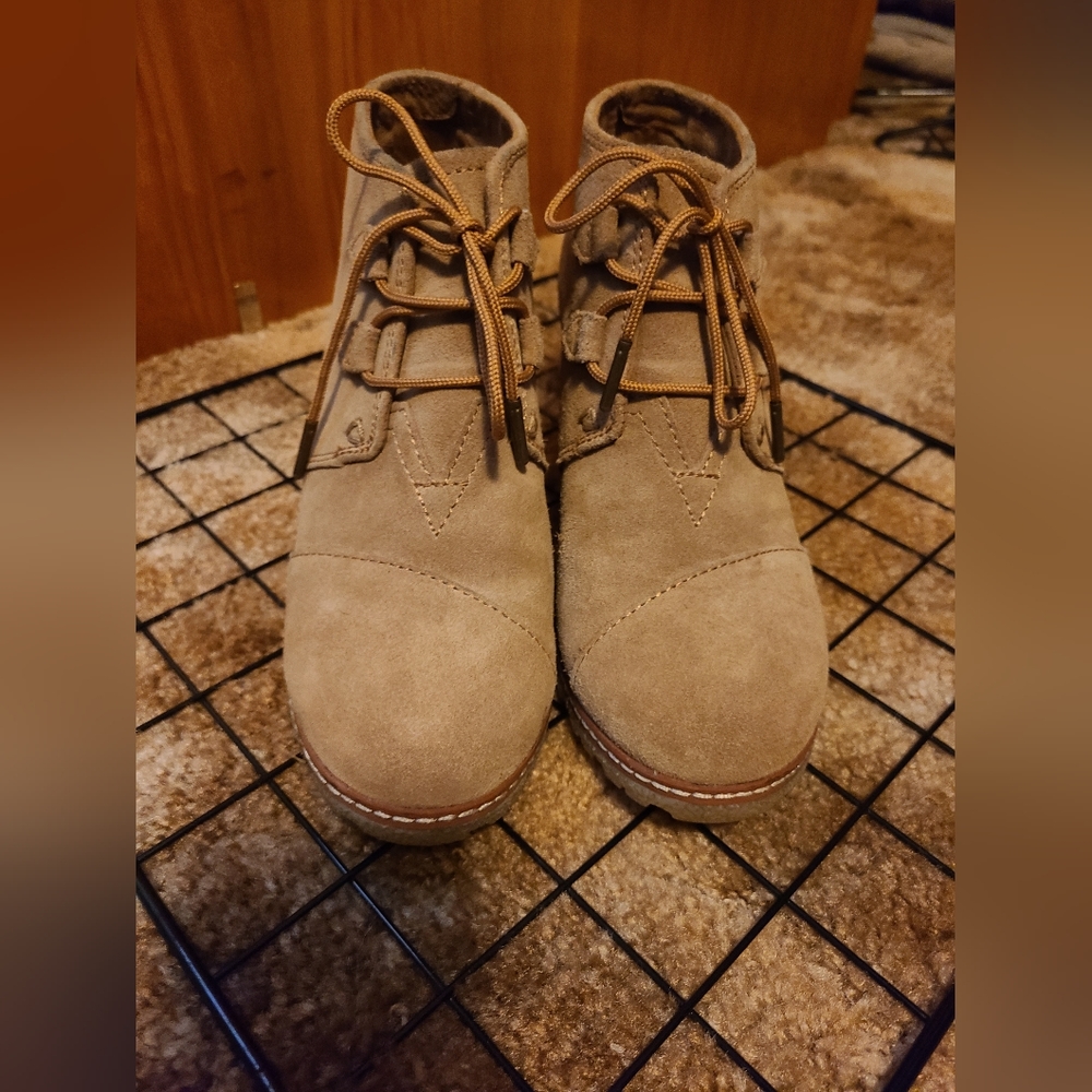 TOMS Desert suede wedge, great condition, Size 7